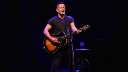 SPRINGSTEEN A BROADWAY SUR SCENE - Paris Bazaar