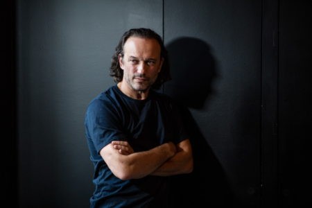 Vincent Perez ne s'est jamais contenté d'être l'un des hommes très charmants du cinéma. Sourd aux lois de son physique, seul le mouvement dicte ses choix. Paris Bazaar