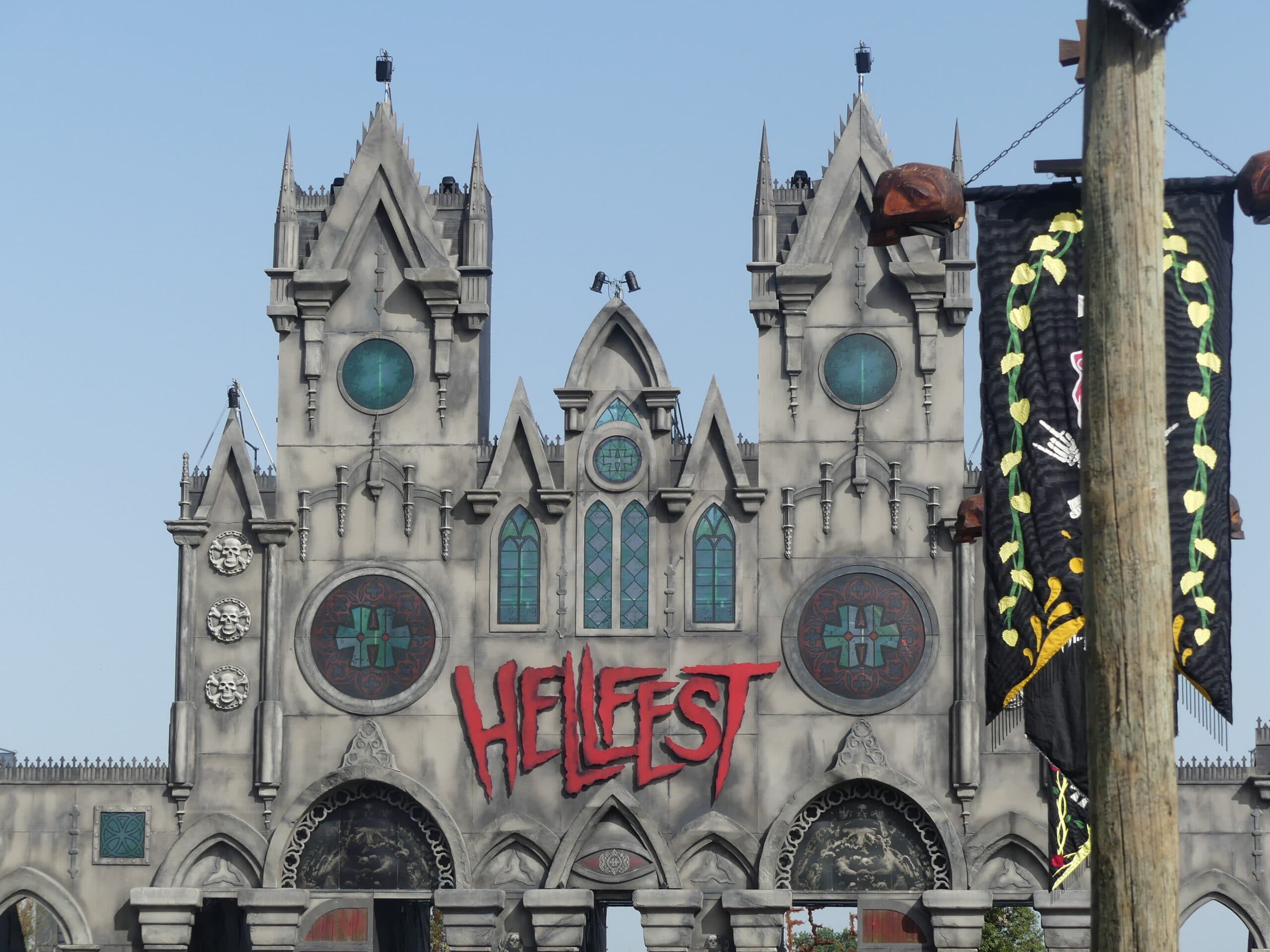 Hellfest2022-le Grand Festin-Donjon-ParisBazaar-Borde