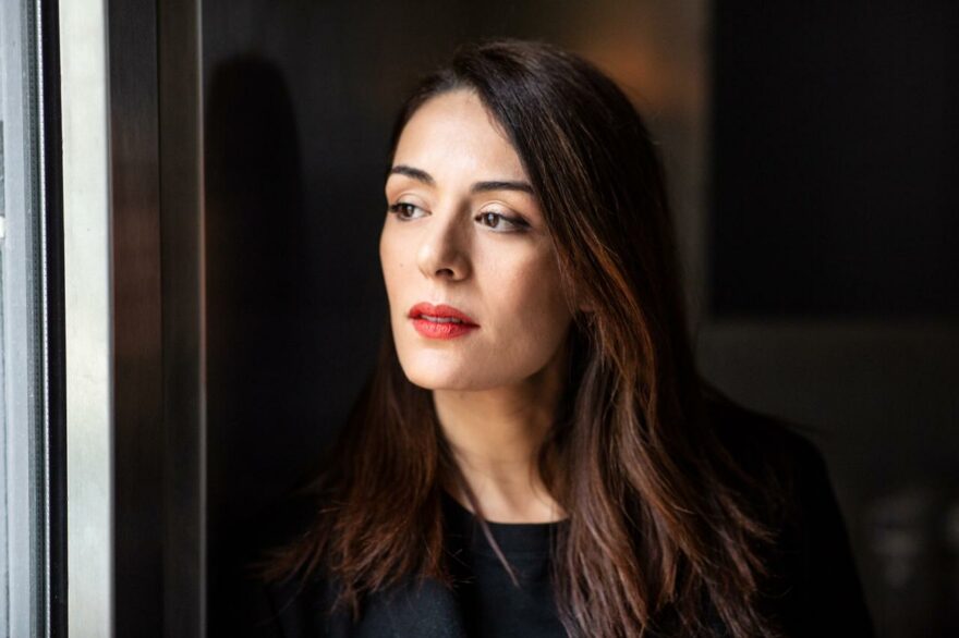 Sofia Essaïdi-Lumineuse en Noir-Ouv-ParisBazaar-Marion